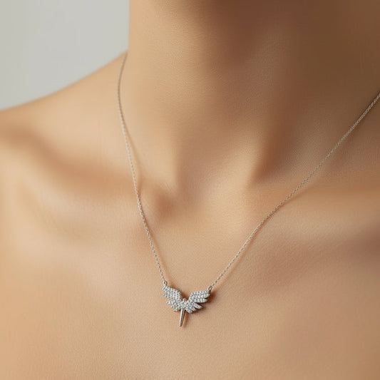 Silver necklace with a delicate pendant 